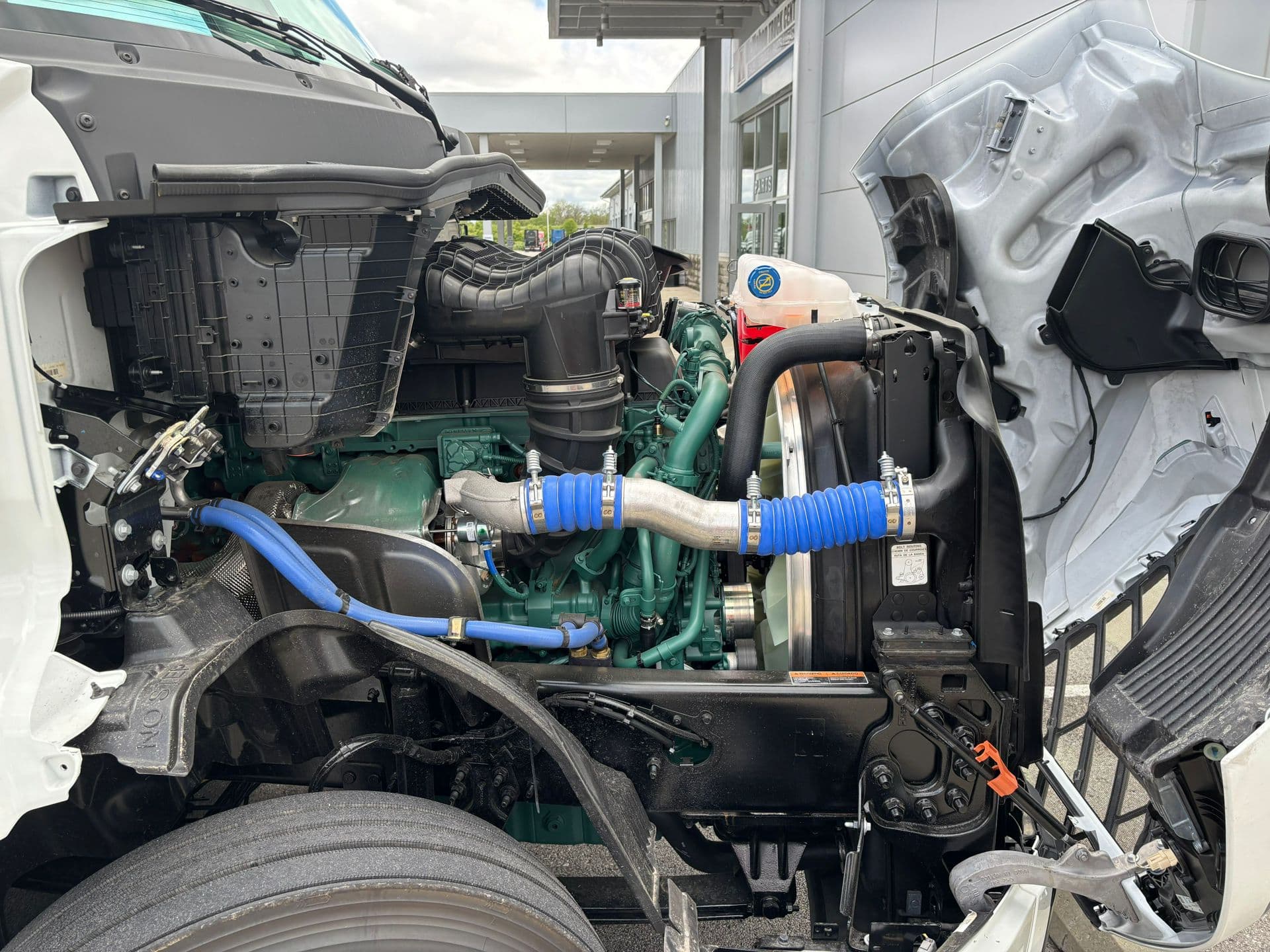 2025 Volvo VNL 300 — photo 11