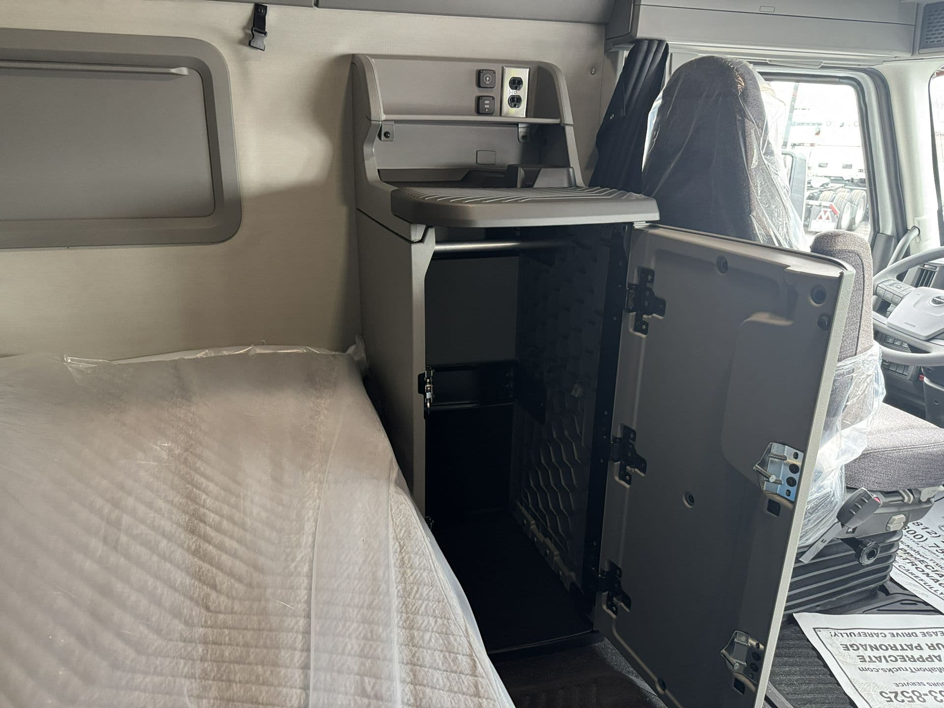 2027 Volvo VNL 860 — photo 14