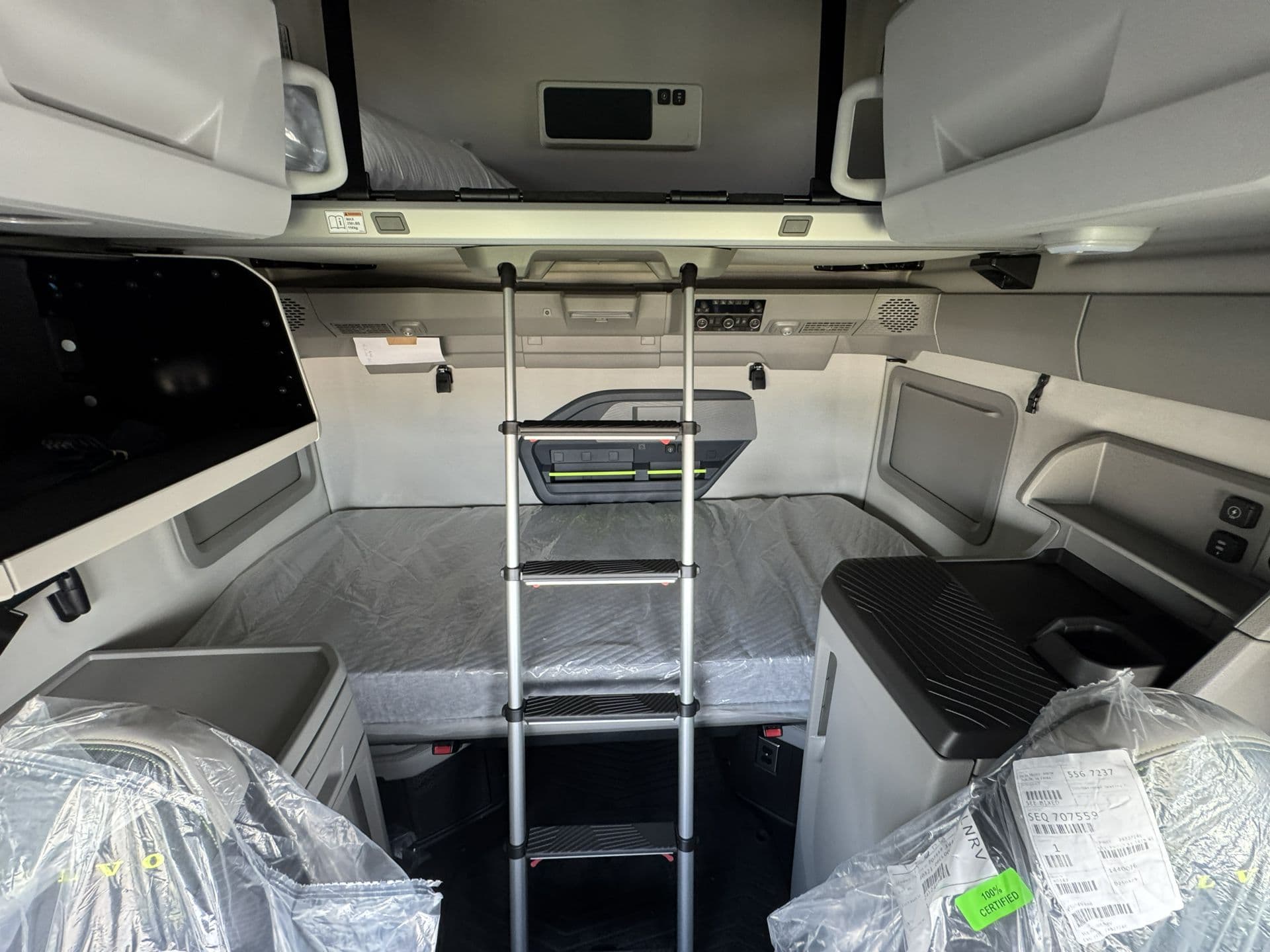 2026 Volvo VNL 860 — photo 10