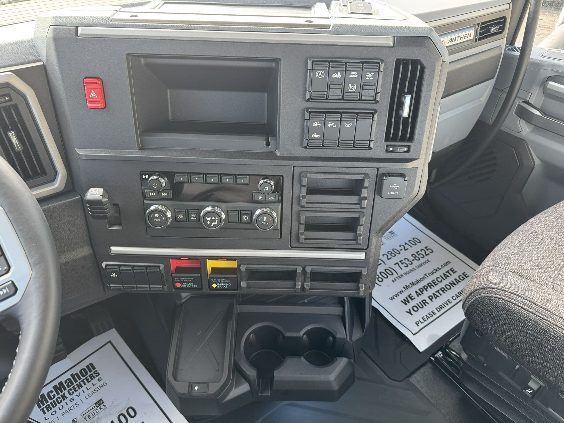 2027 Mack Anthem — photo 9