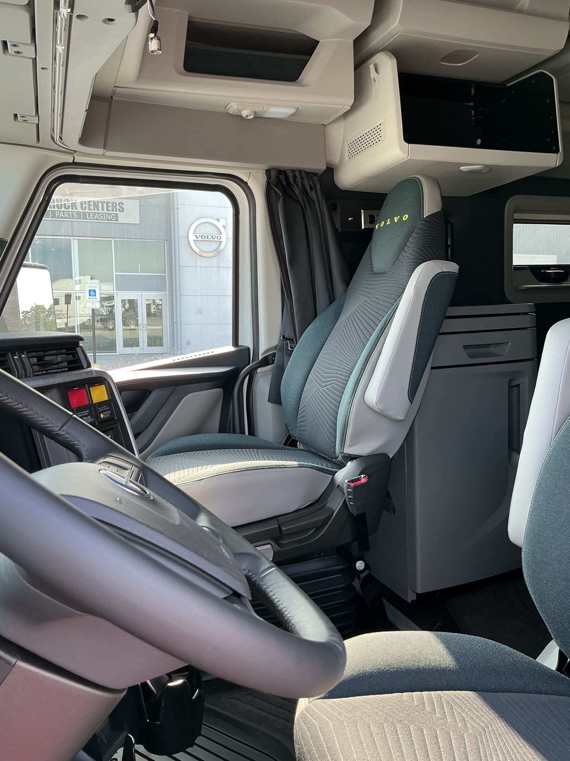 2026 Volvo VNL 860 — photo 12