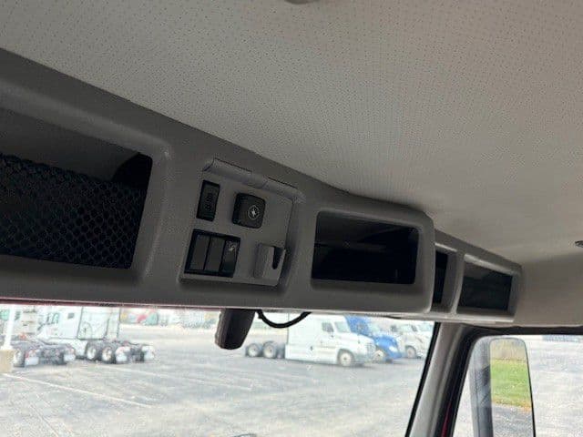 2022 Volvo VNR 640 — photo 13