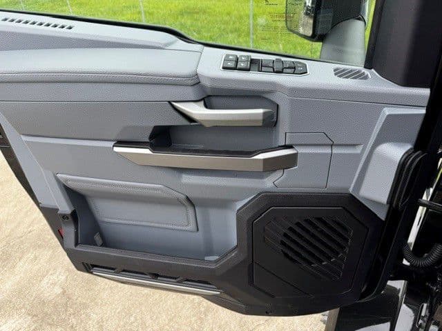 2027 Mack Anthem — photo 4