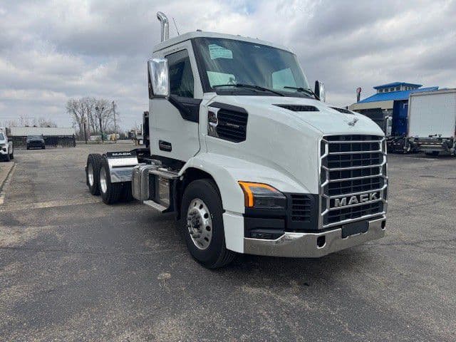 2027 Mack Anthem — photo 3