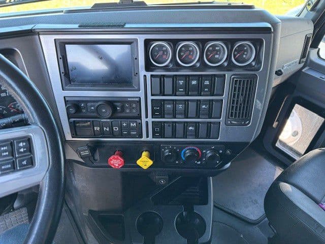 2020 Mack Anthem — photo 5