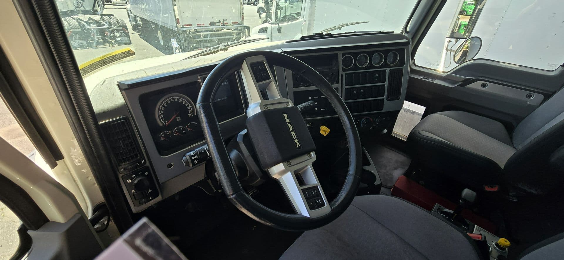 2023 Mack Granite — photo 10