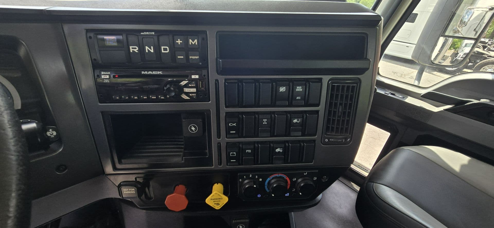 2020 Mack Anthem — photo 21