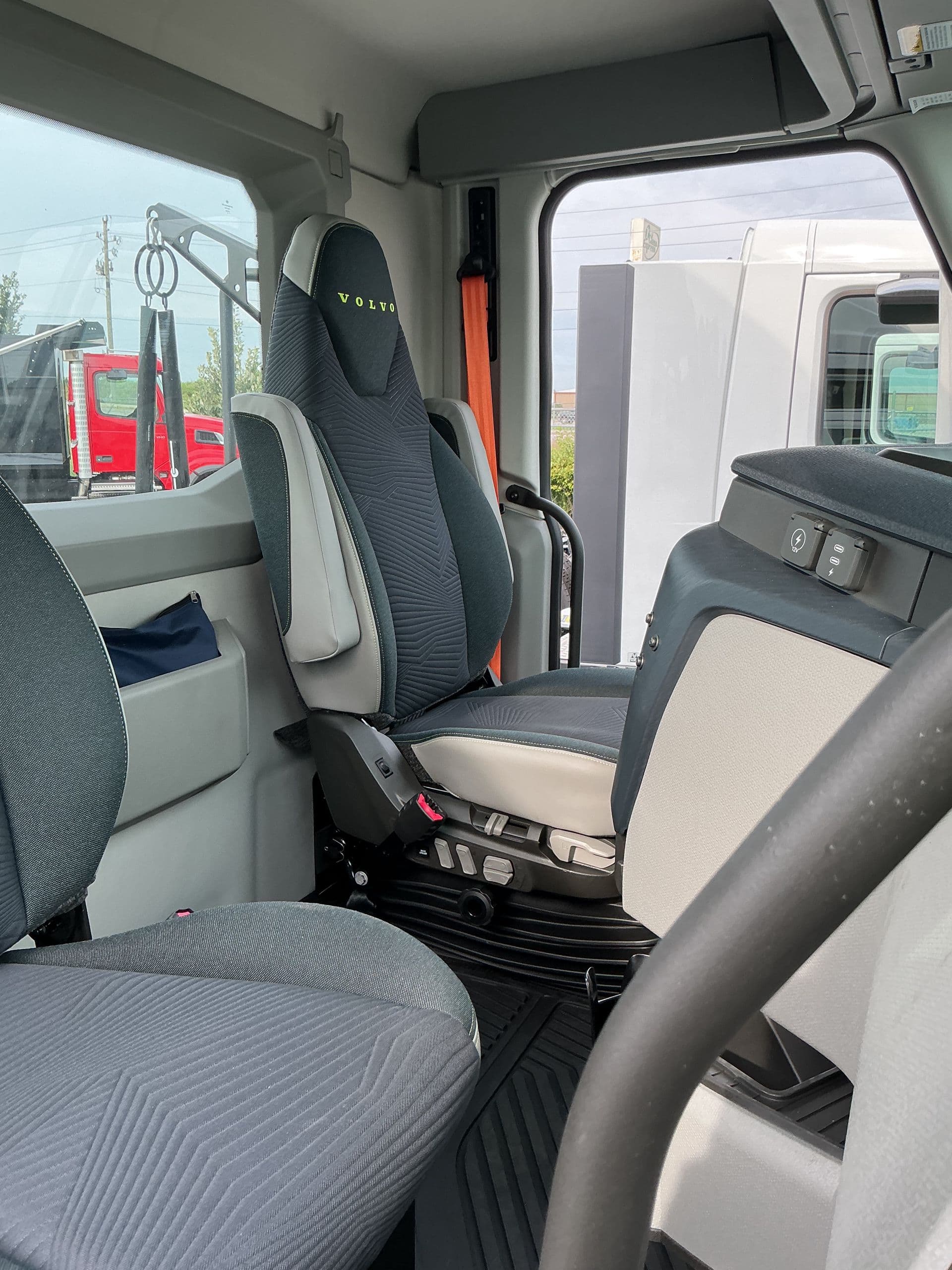 2025 Volvo VNL 300 — photo 6