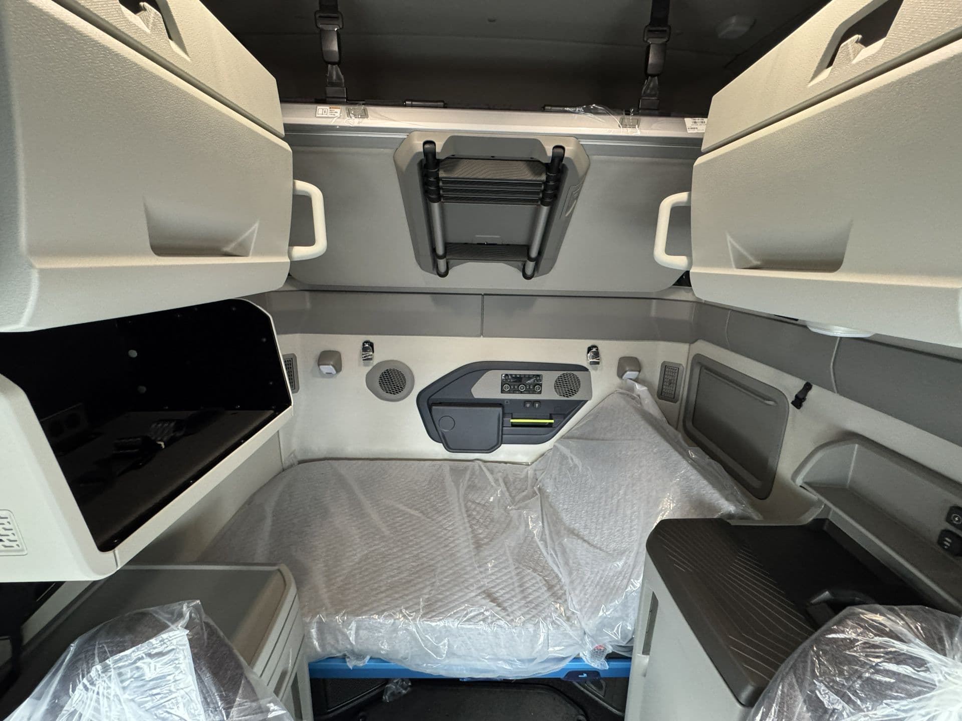 2027 Volvo VNL 860 — photo 10