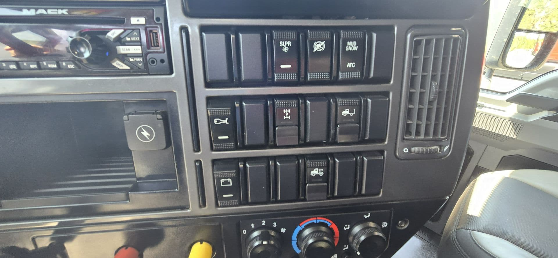 2020 Mack Anthem — photo 31