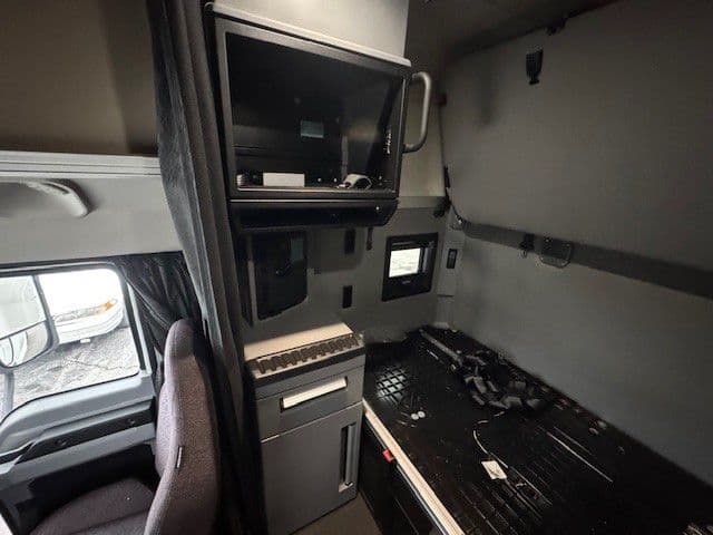 2020 Mack Anthem — photo 17