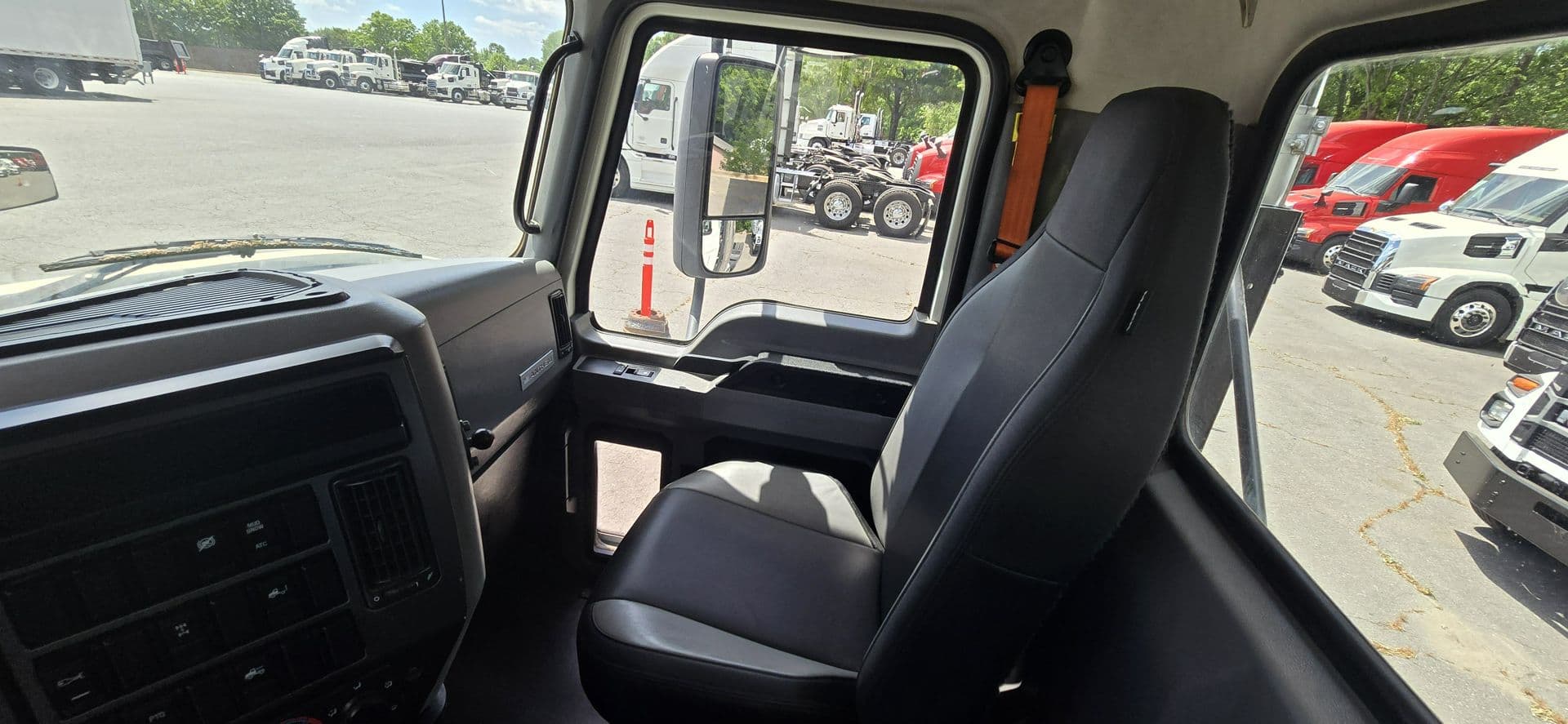 2020 Mack Anthem — photo 23