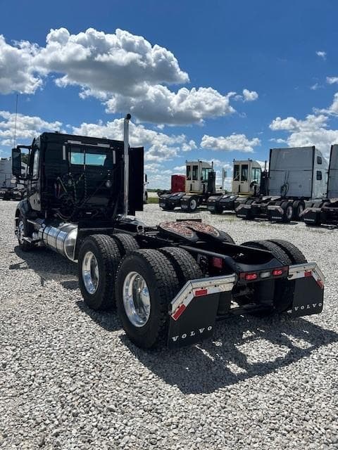 2025 Volvo VNL 300 — photo 4