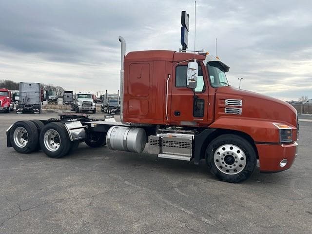 2026 Mack Anthem — photo 4