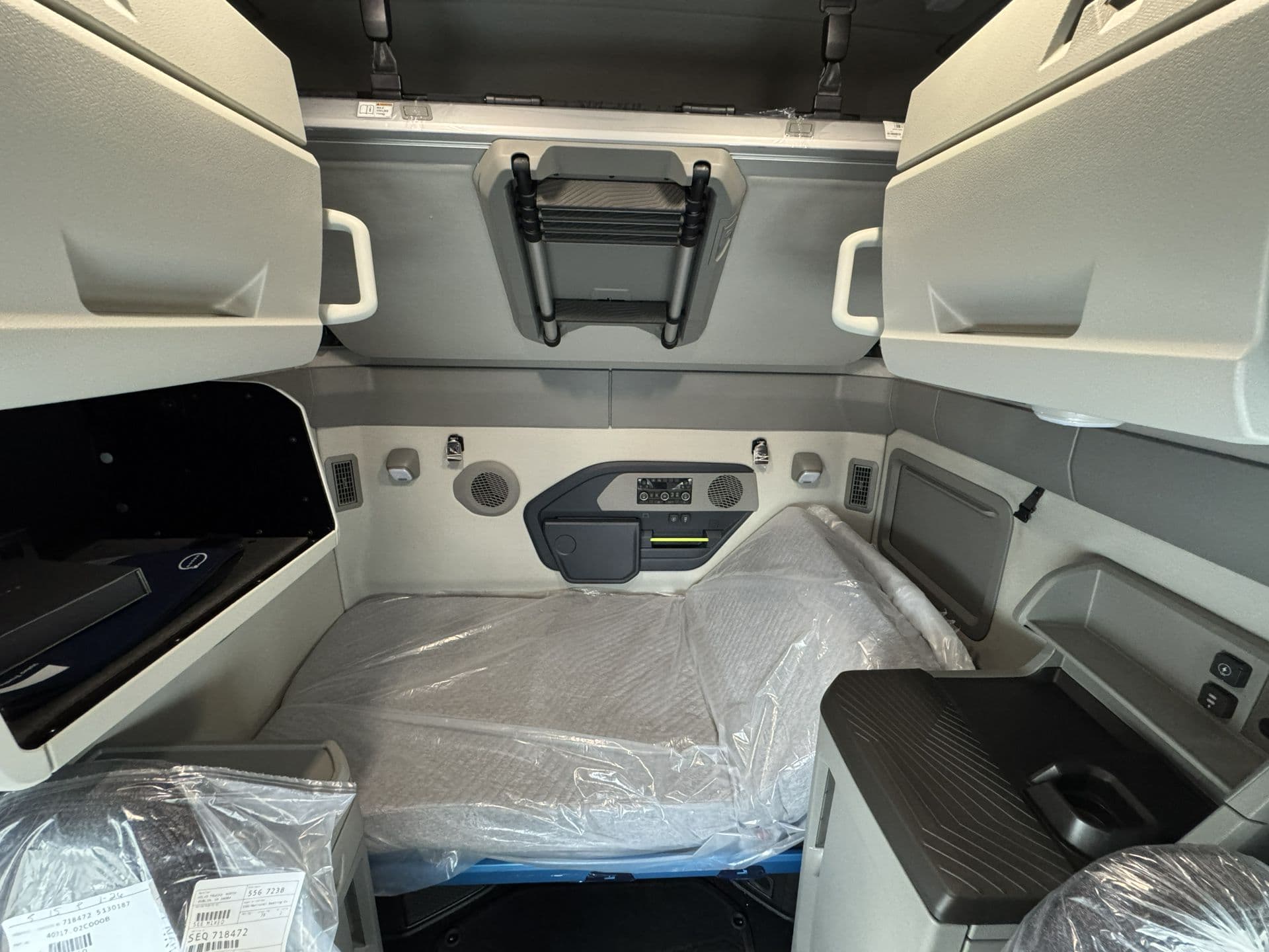 2027 Volvo VNL 860 — photo 10