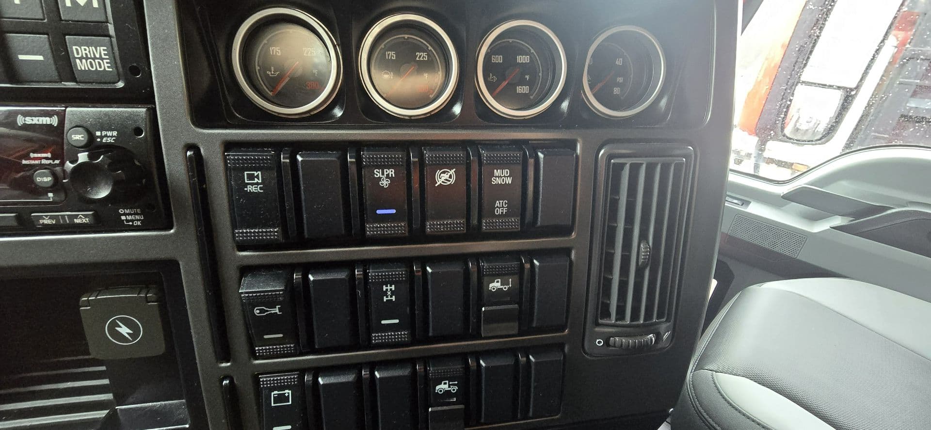 2023 Mack Anthem — photo 23