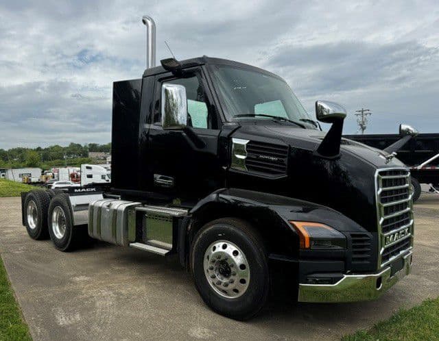 2027 Mack Anthem — photo 3