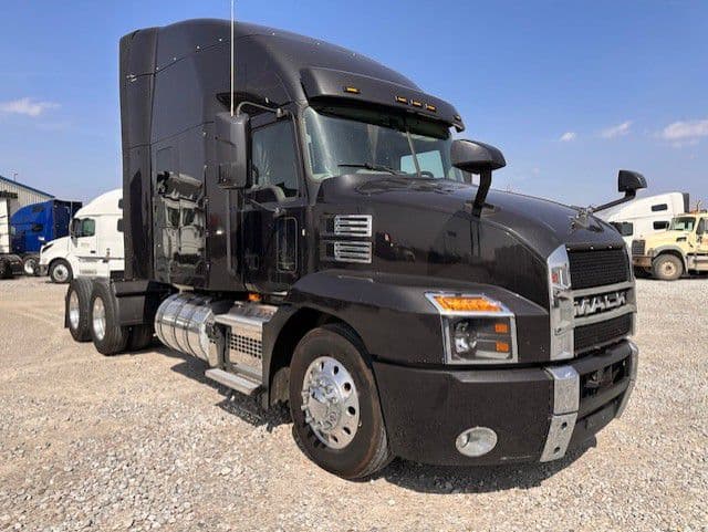 2019 Mack Anthem — photo 3