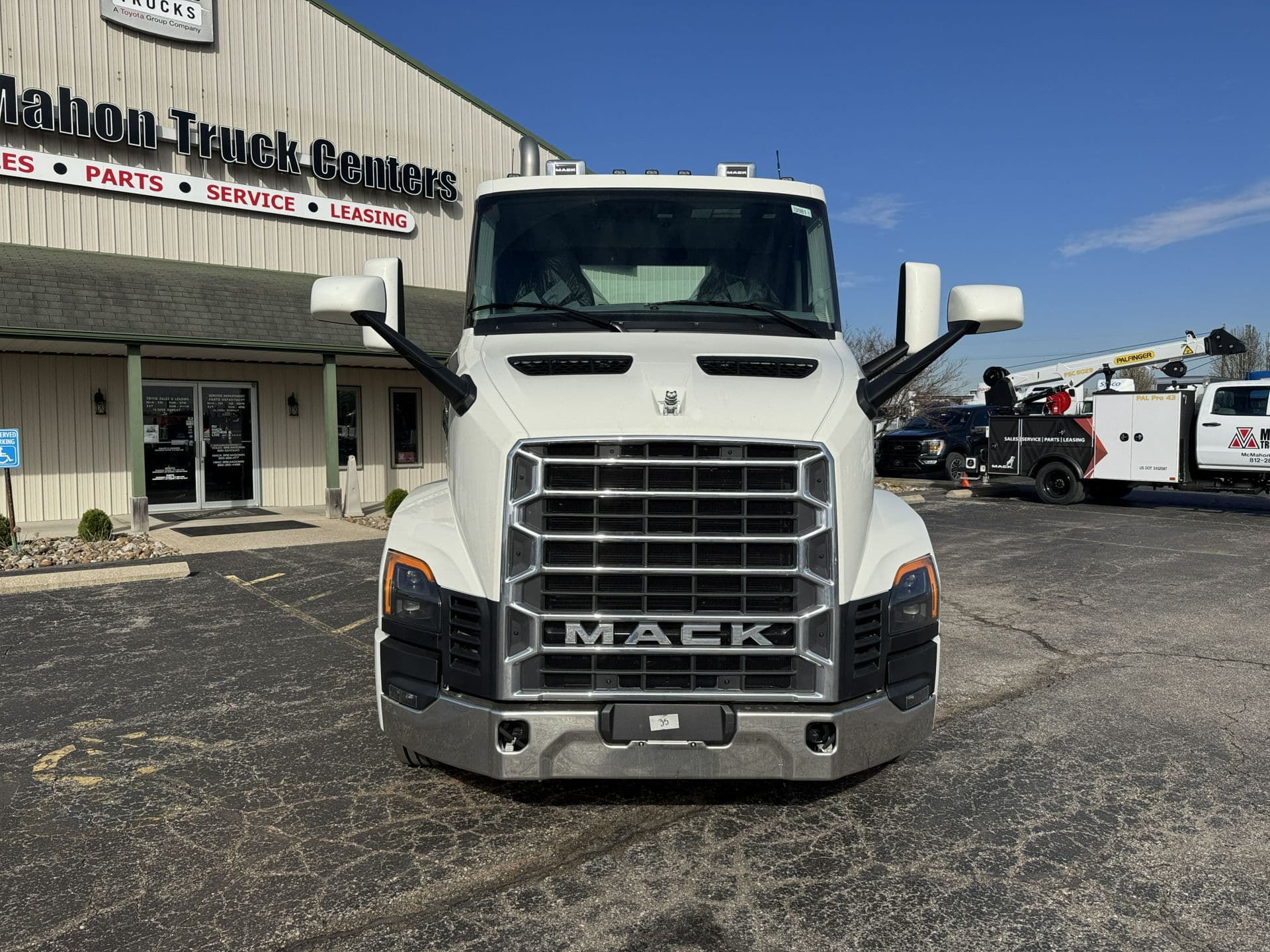 2027 Mack Anthem — photo 6