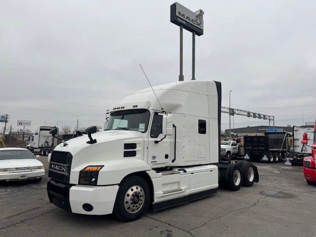 2020 Mack Anthem — photo 2