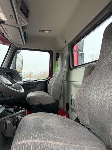 2022 Volvo VNR 640 — photo 11