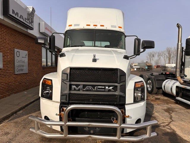 2020 Mack Anthem — photo 2