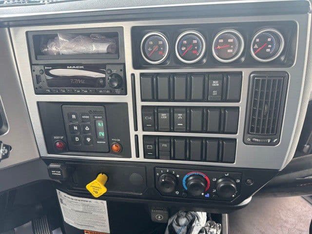 2027 Mack Granite — photo 7