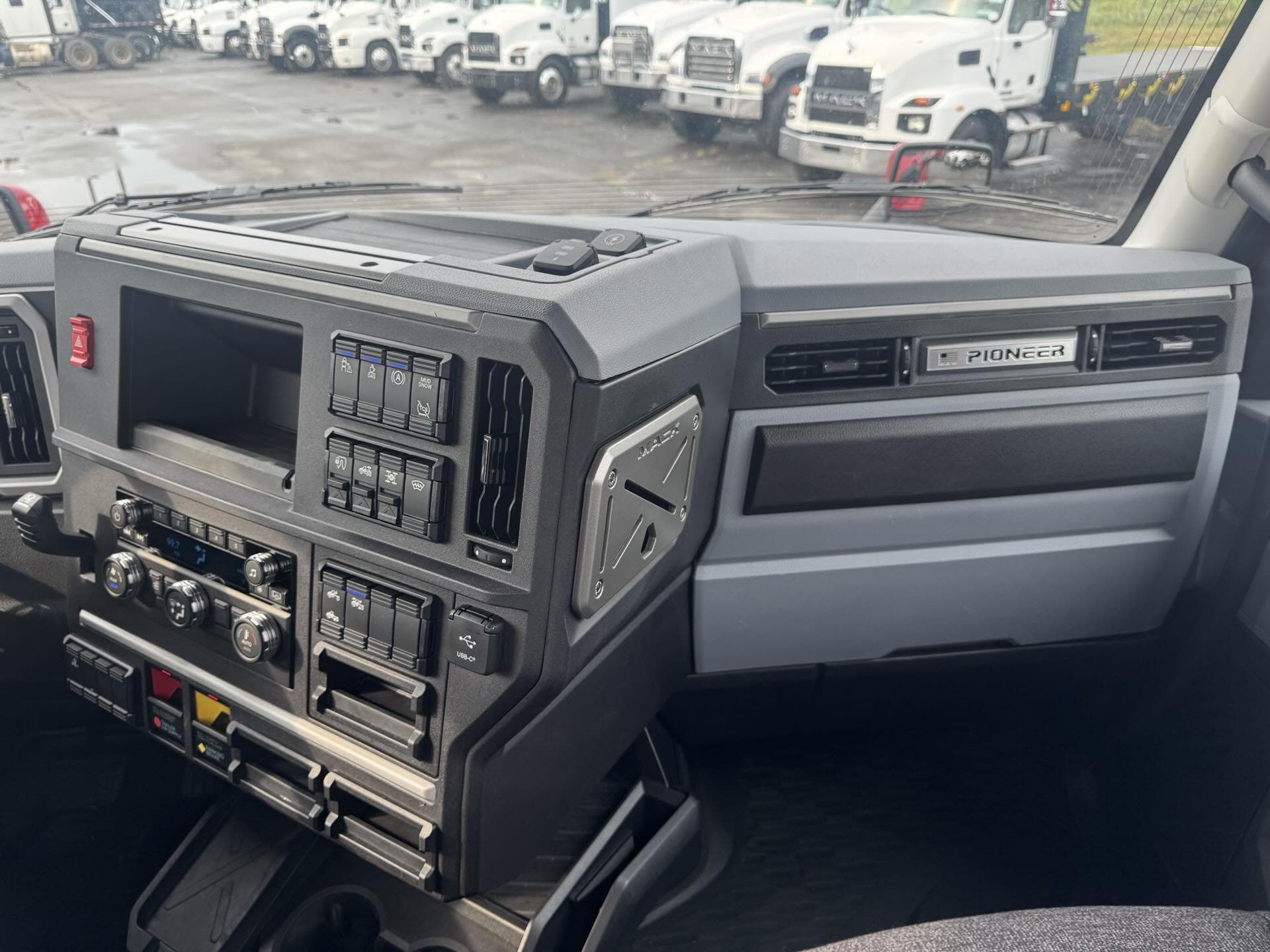 2026 Mack Pioneer — photo 13