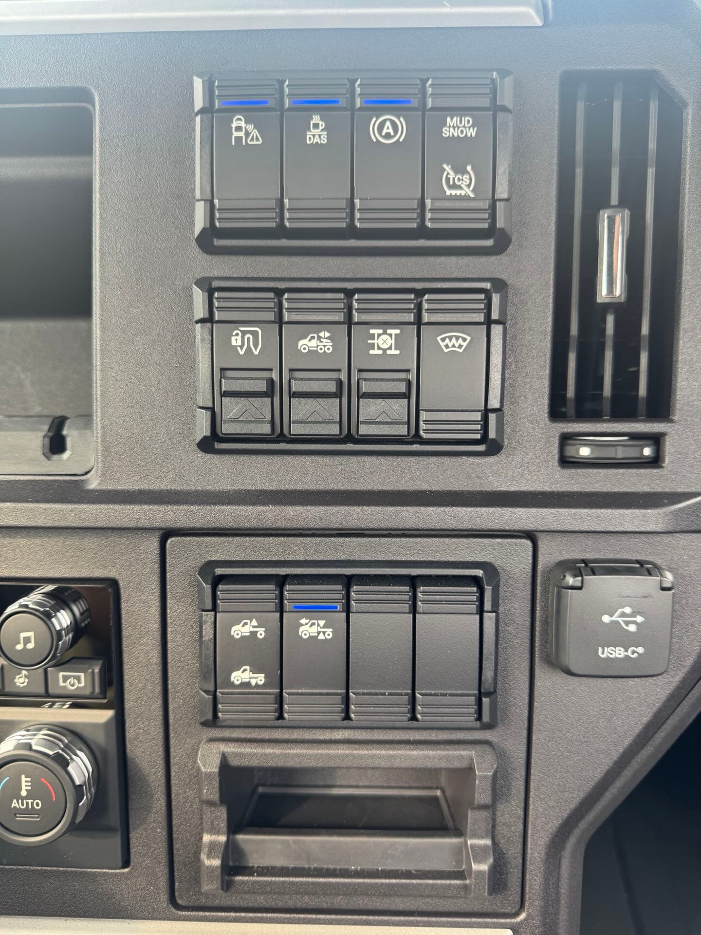 2026 Mack Pioneer — photo 17