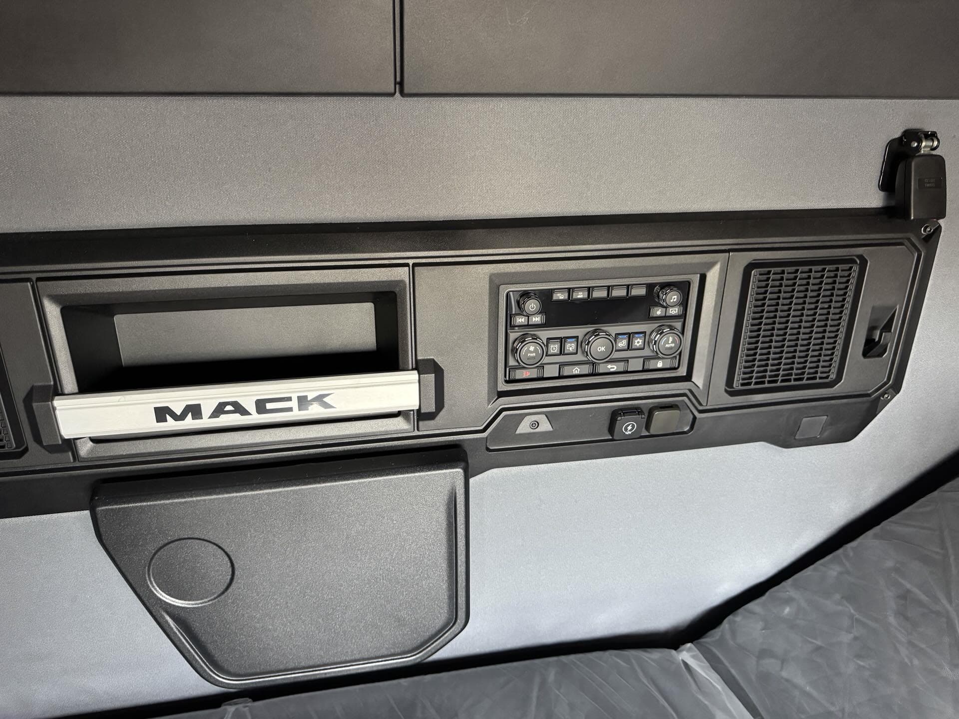 2026 Mack Pioneer — photo 25