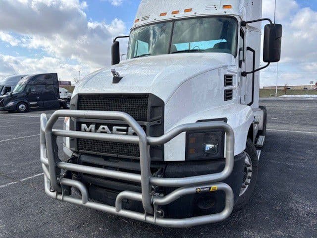 2022 Mack Anthem — photo 3