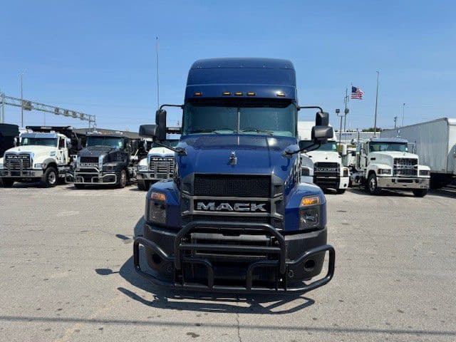 2024 Mack Anthem — photo 2