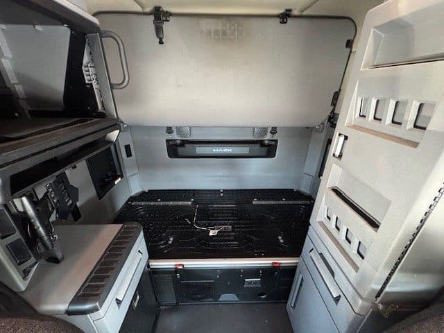 2024 Mack Anthem — photo 20