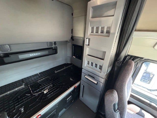 2024 Mack Anthem — photo 19