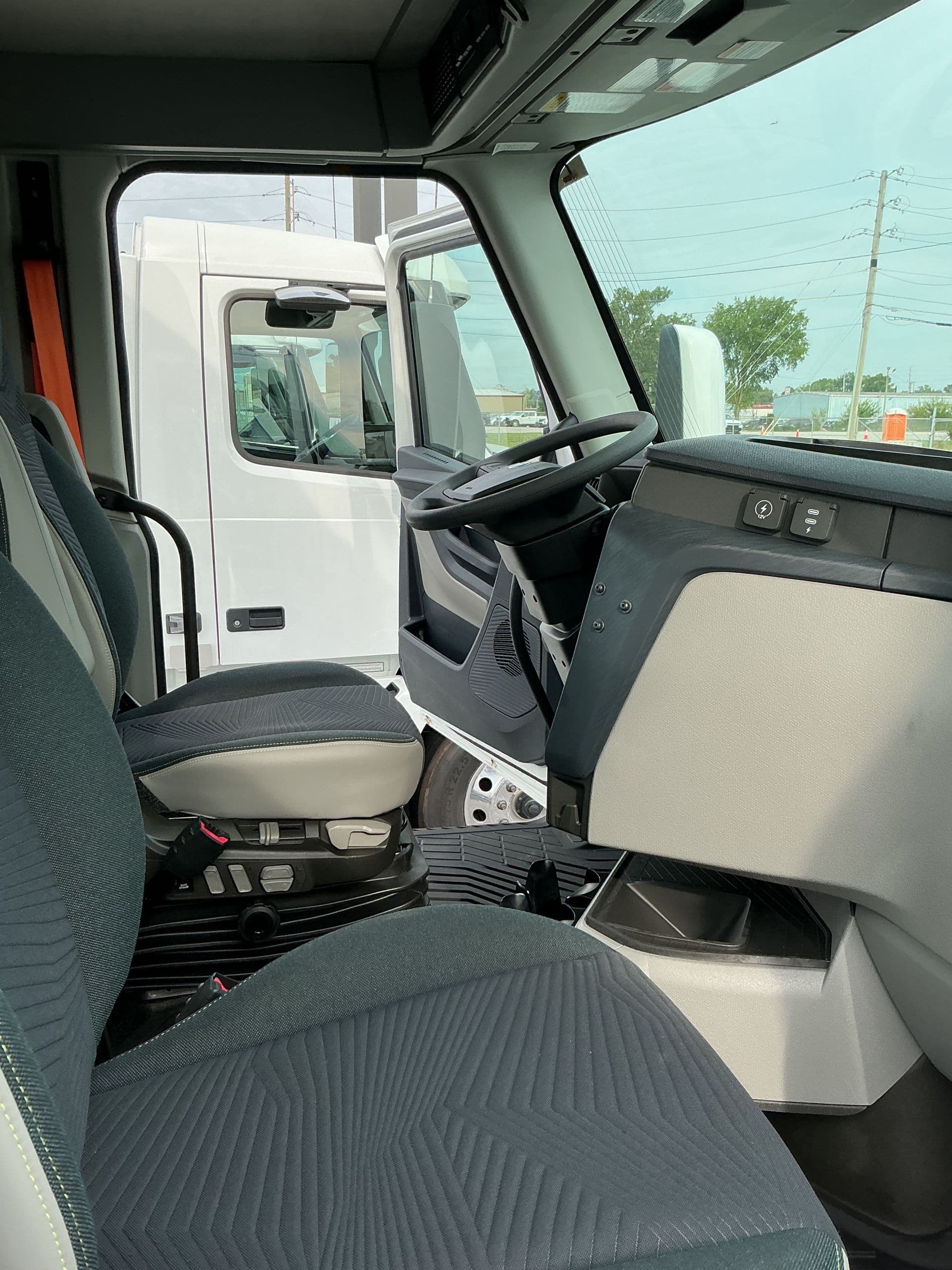 2025 Volvo VNL 300 — photo 8