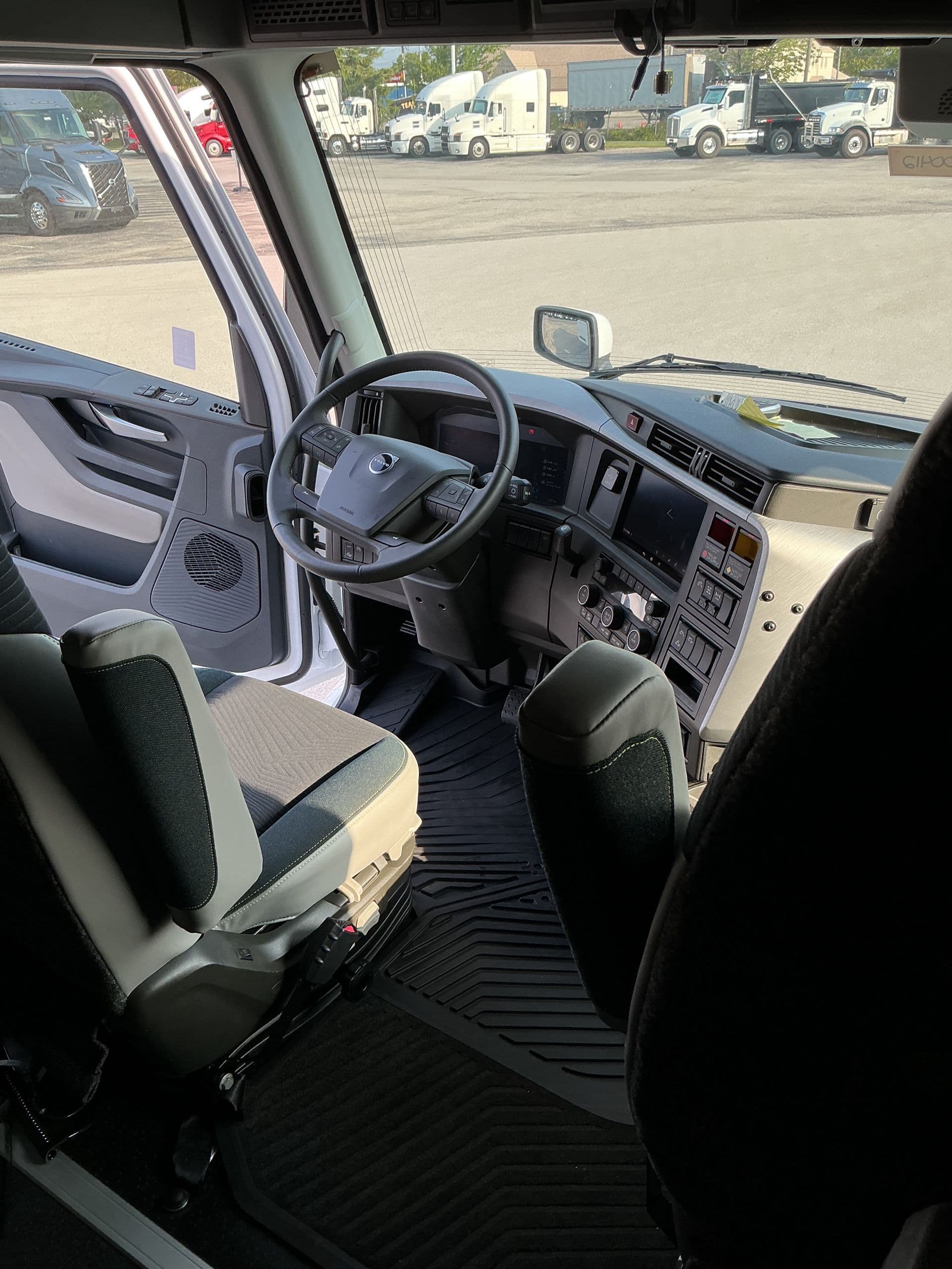 2026 Volvo VNL 860 — photo 20