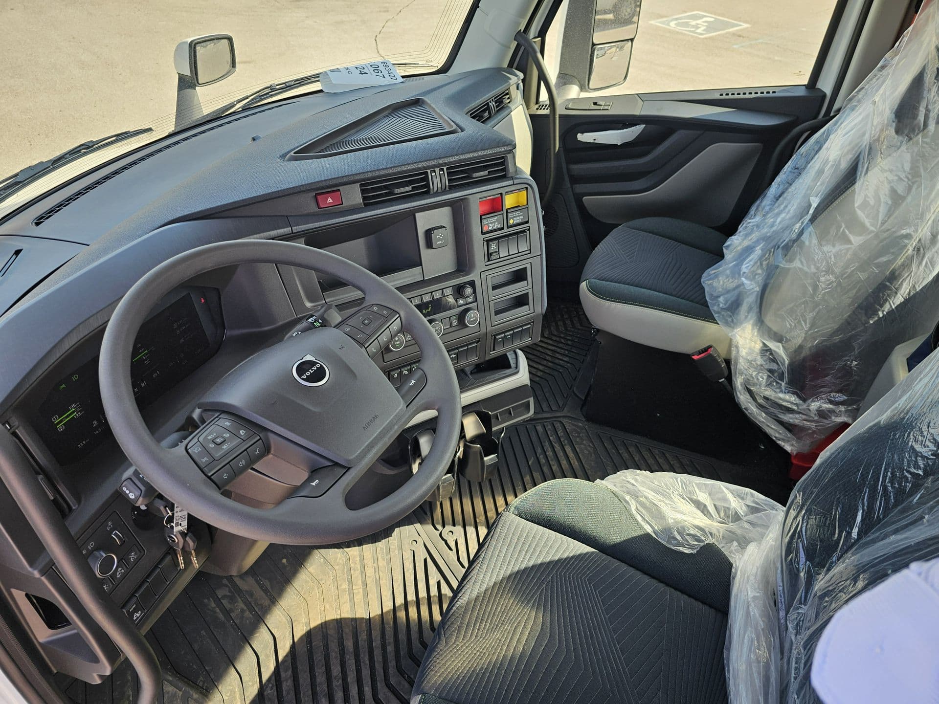 2025 Volvo VNL 300 — photo 11