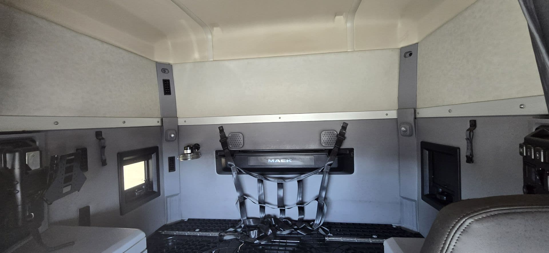 2020 Mack Anthem — photo 34