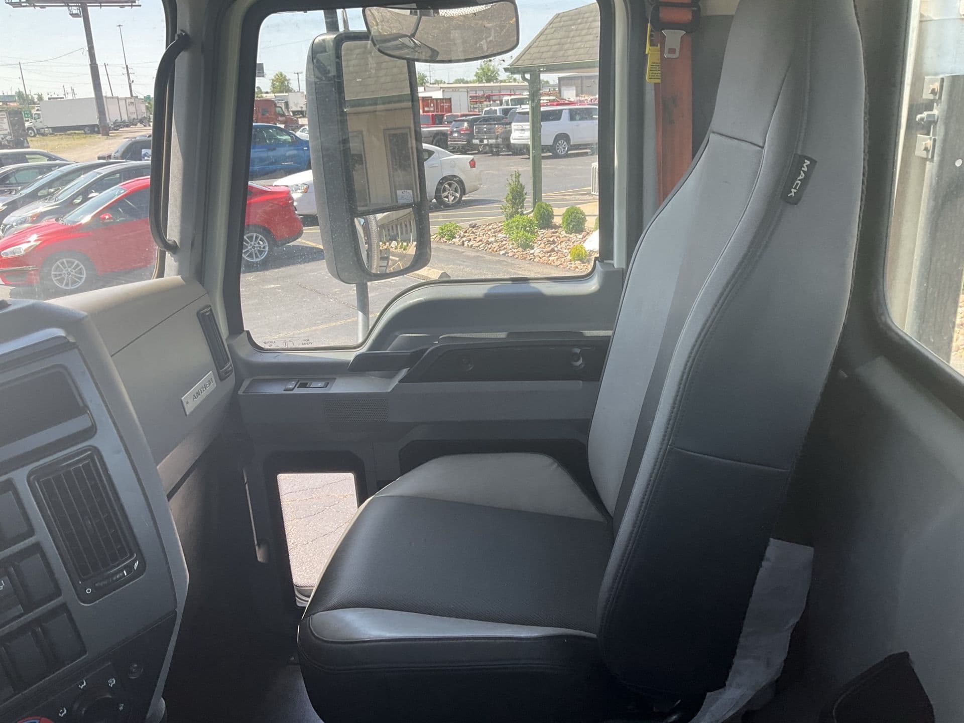 2019 Mack Anthem — photo 16