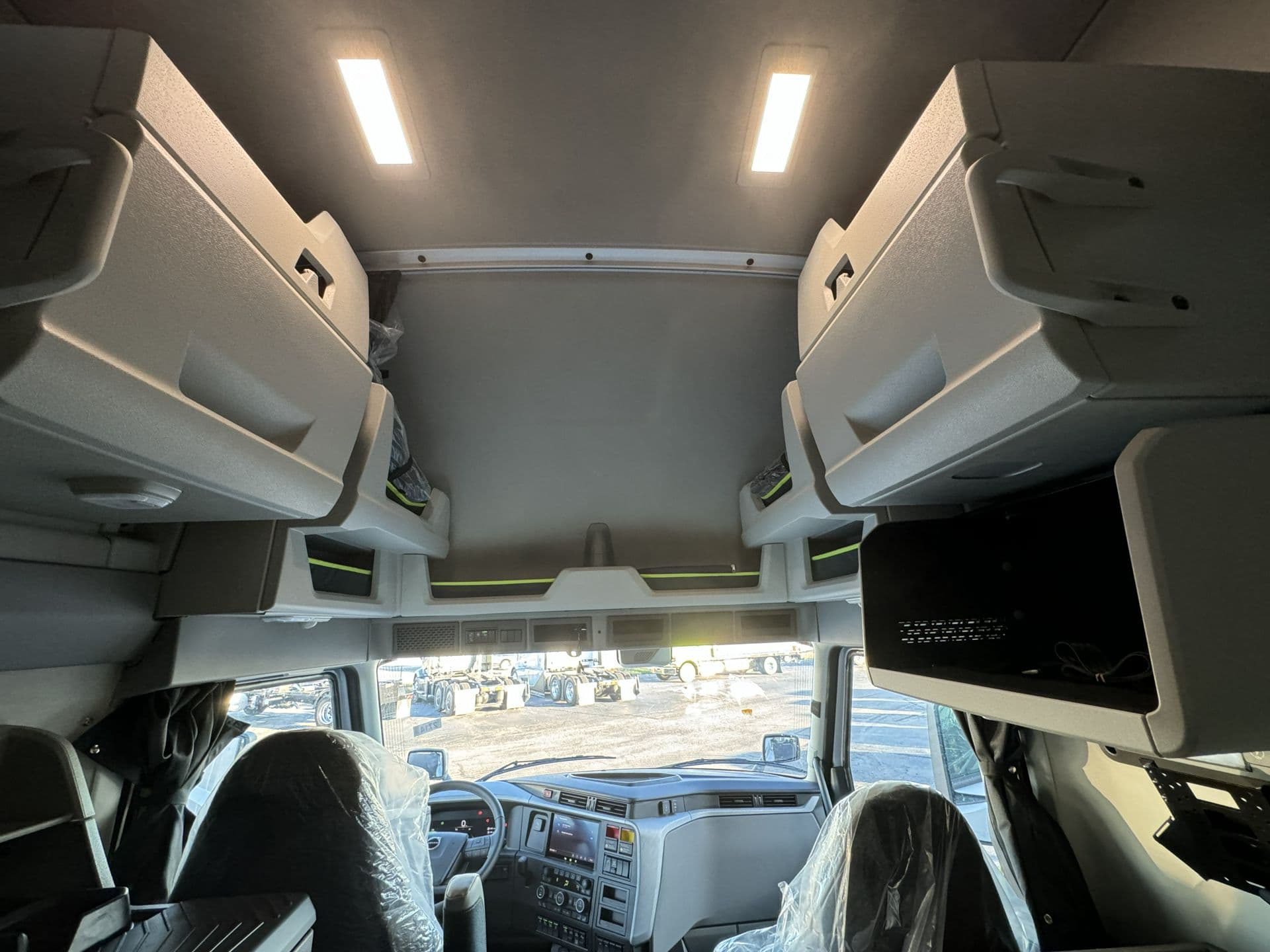 2026 Volvo VNL 860 — photo 16