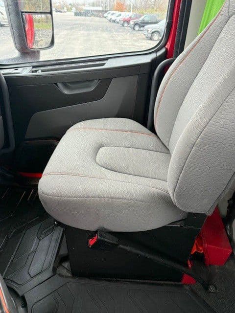 2022 Volvo VNR 640 — photo 12