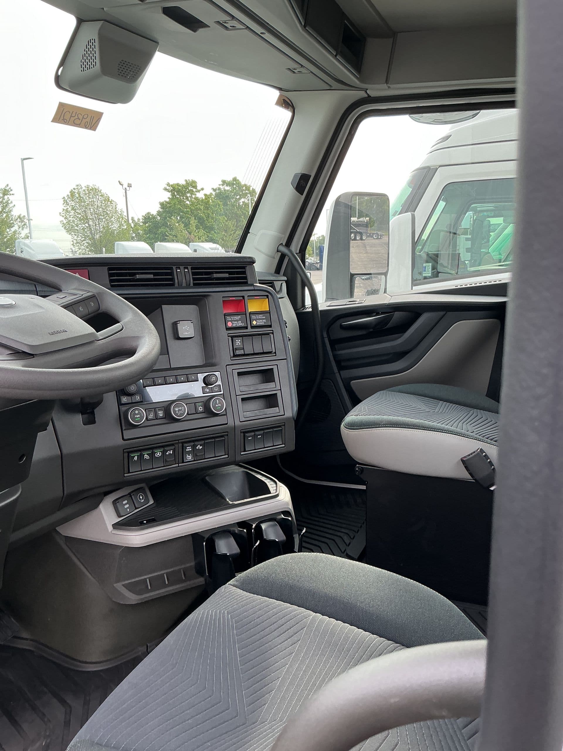 2025 Volvo VNL 300 — photo 4