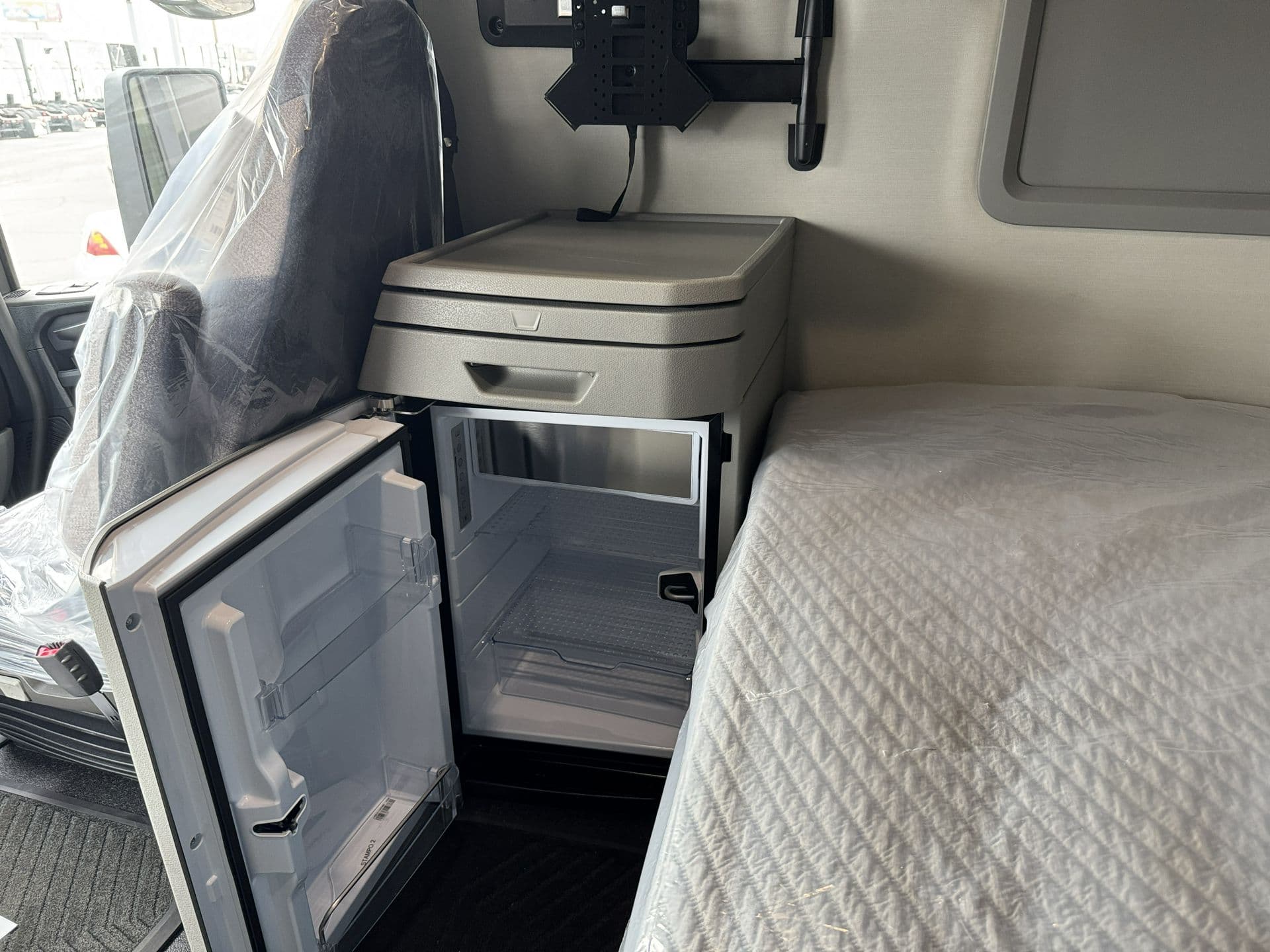 2027 Volvo VNL 860 — photo 13