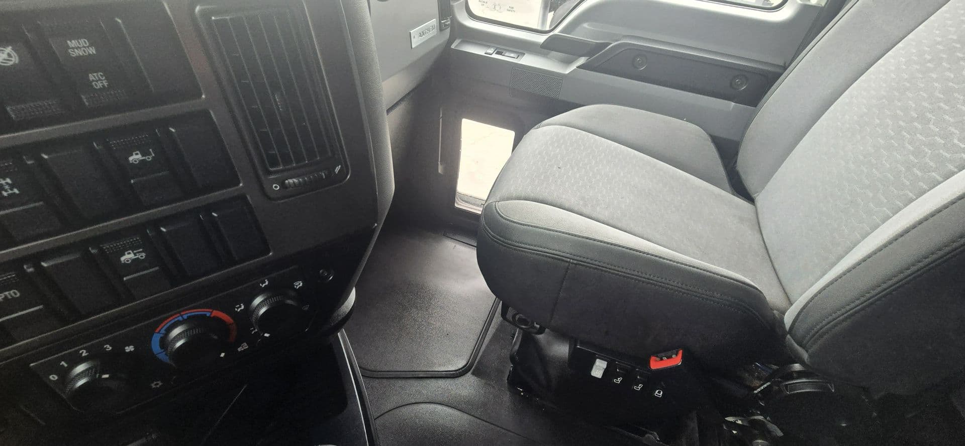 2020 Mack Anthem — photo 20