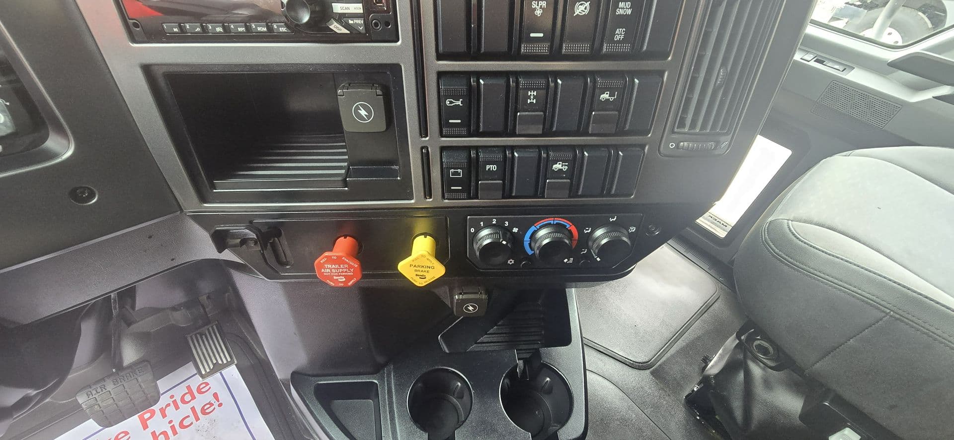 2020 Mack Anthem — photo 19