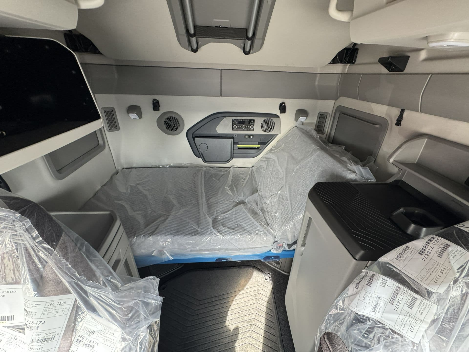 2027 Volvo VNL 860 — photo 11