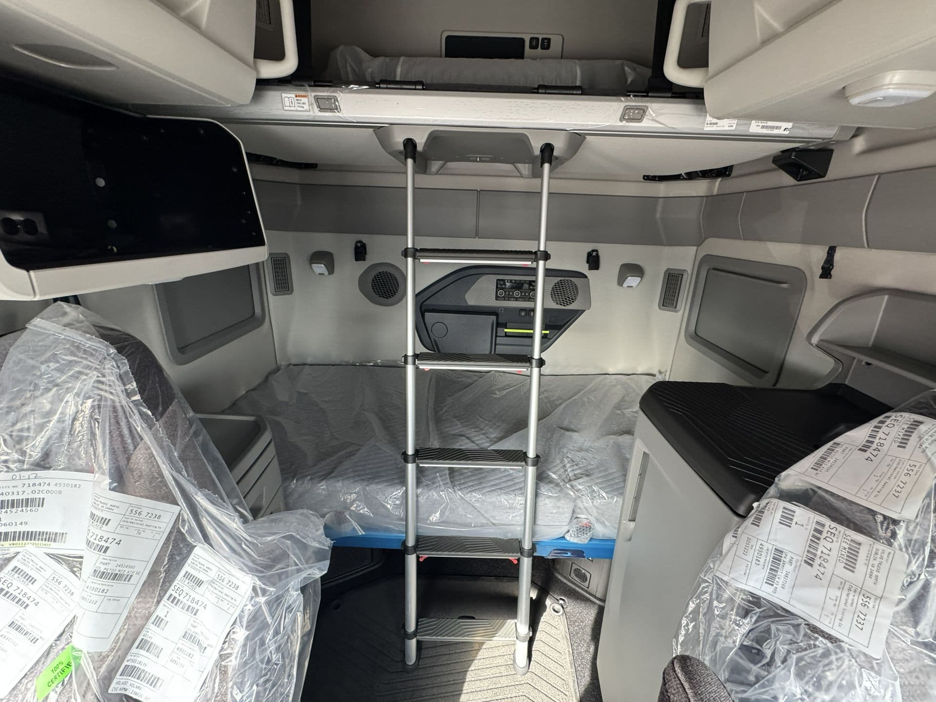 2027 Volvo VNL 860 — photo 10