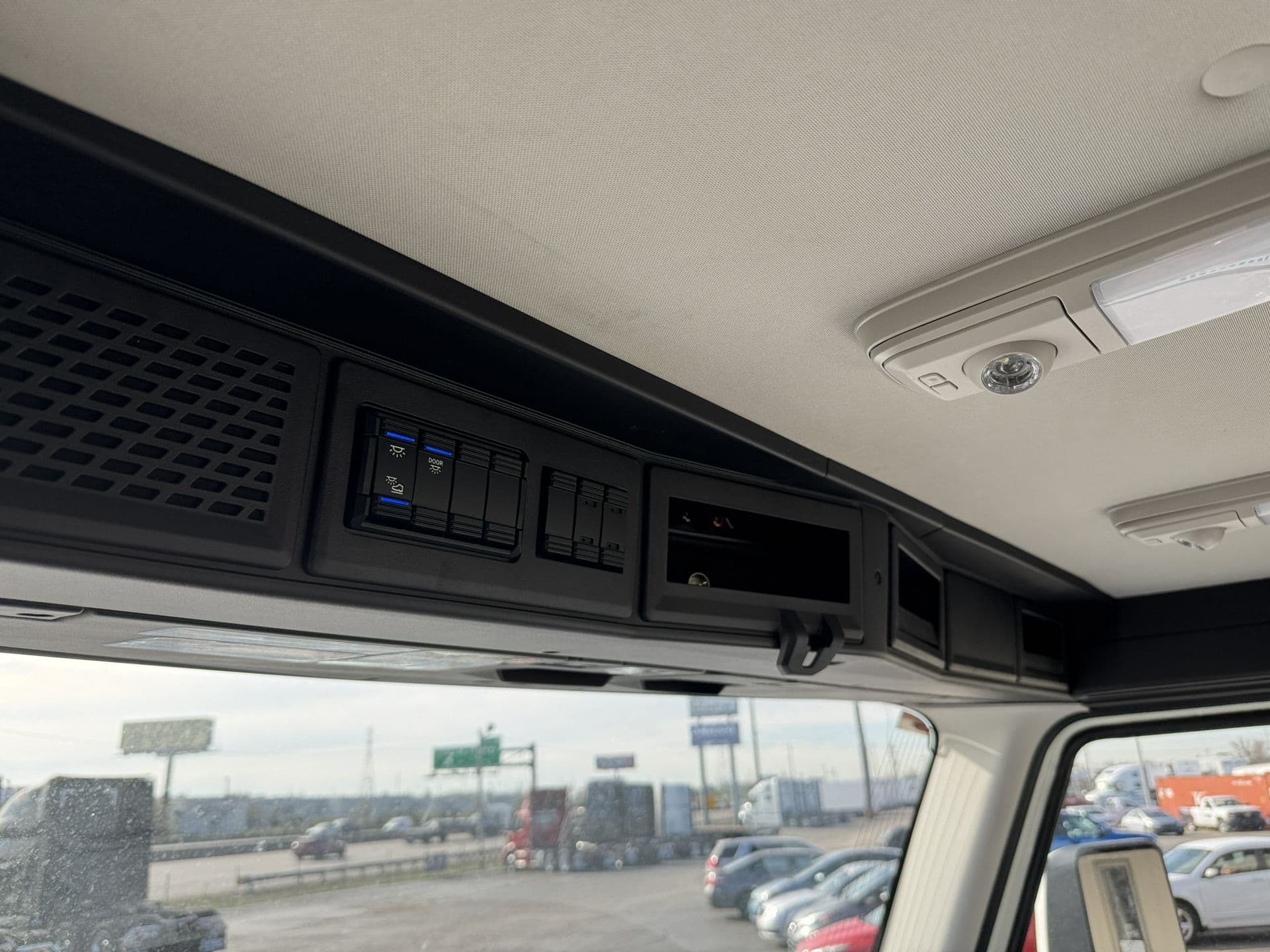 2027 Mack Anthem — photo 10