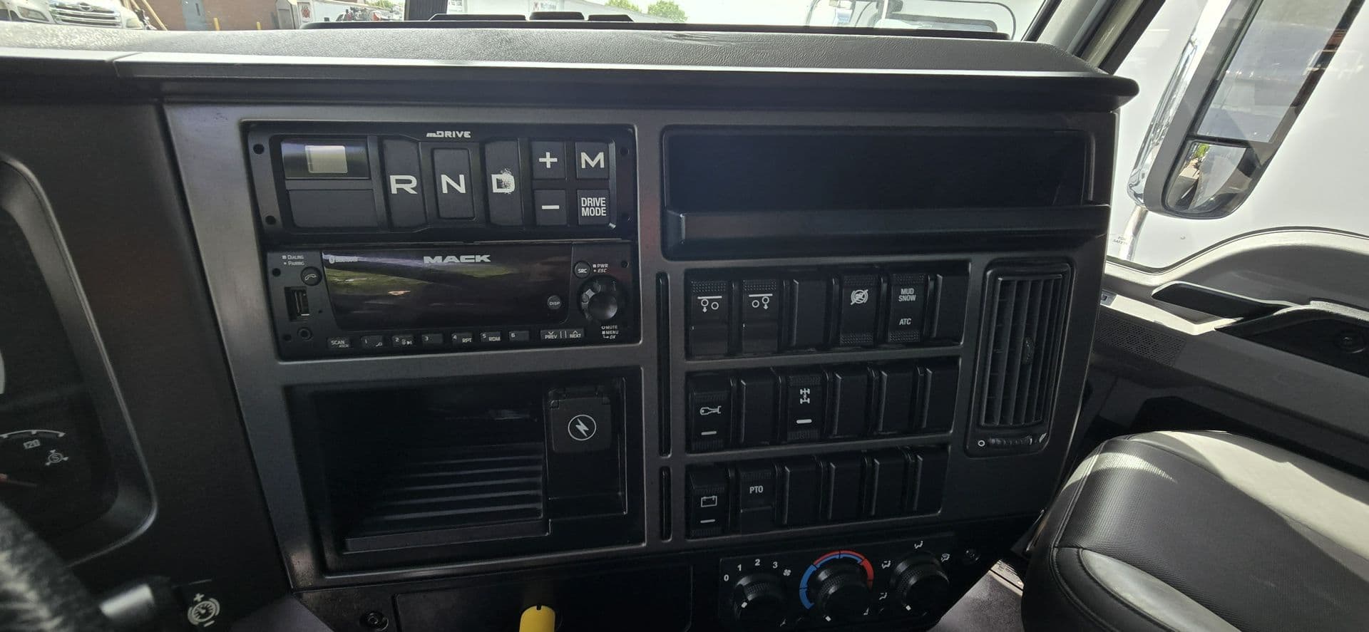 2024 Mack Granite — photo 25