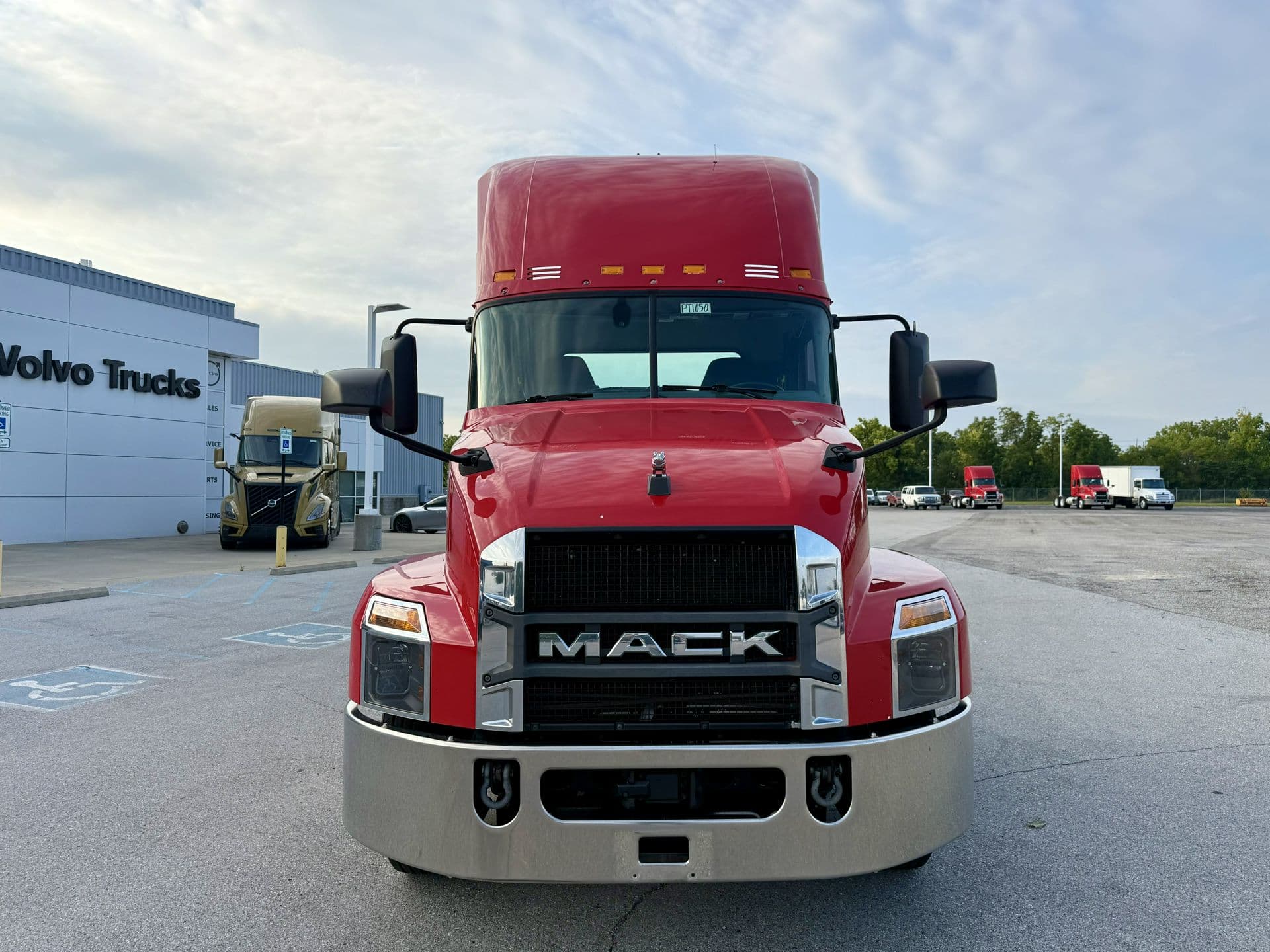 2020 Mack Anthem — photo 2